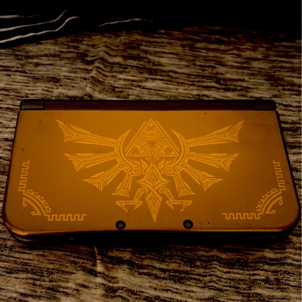 New Nintendo 3DS XL The Legend of Zelda Hyrule Crest